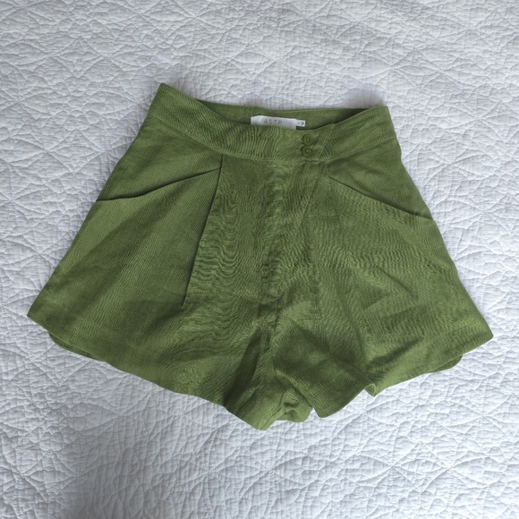 ASTR The Label Kerrigan Green Linen Pleated Asymmetrical High Rise Shorts - Picture 3 of 15